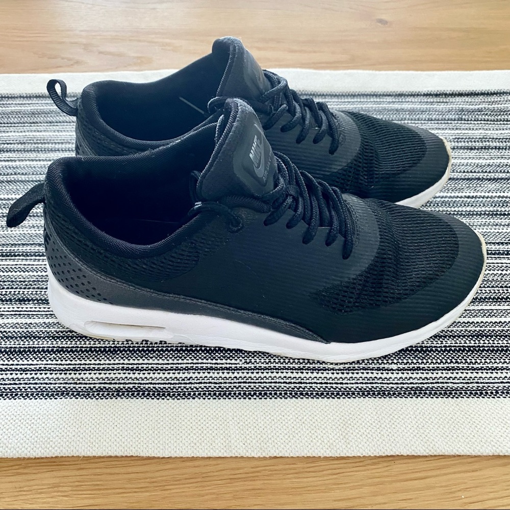 NIKE women’s black sneaker athletic shoe size 7